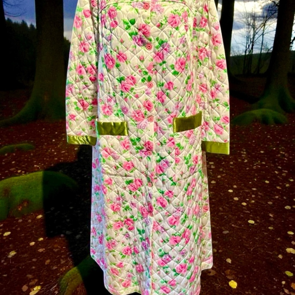 Hollywood Glam 1950’s Cabbage Rose shabby chic Quilted Robe with Green Accents